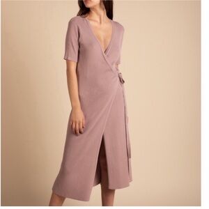 Like New All Row The Chelsea Dress Short Sleeve
Wrap Midi